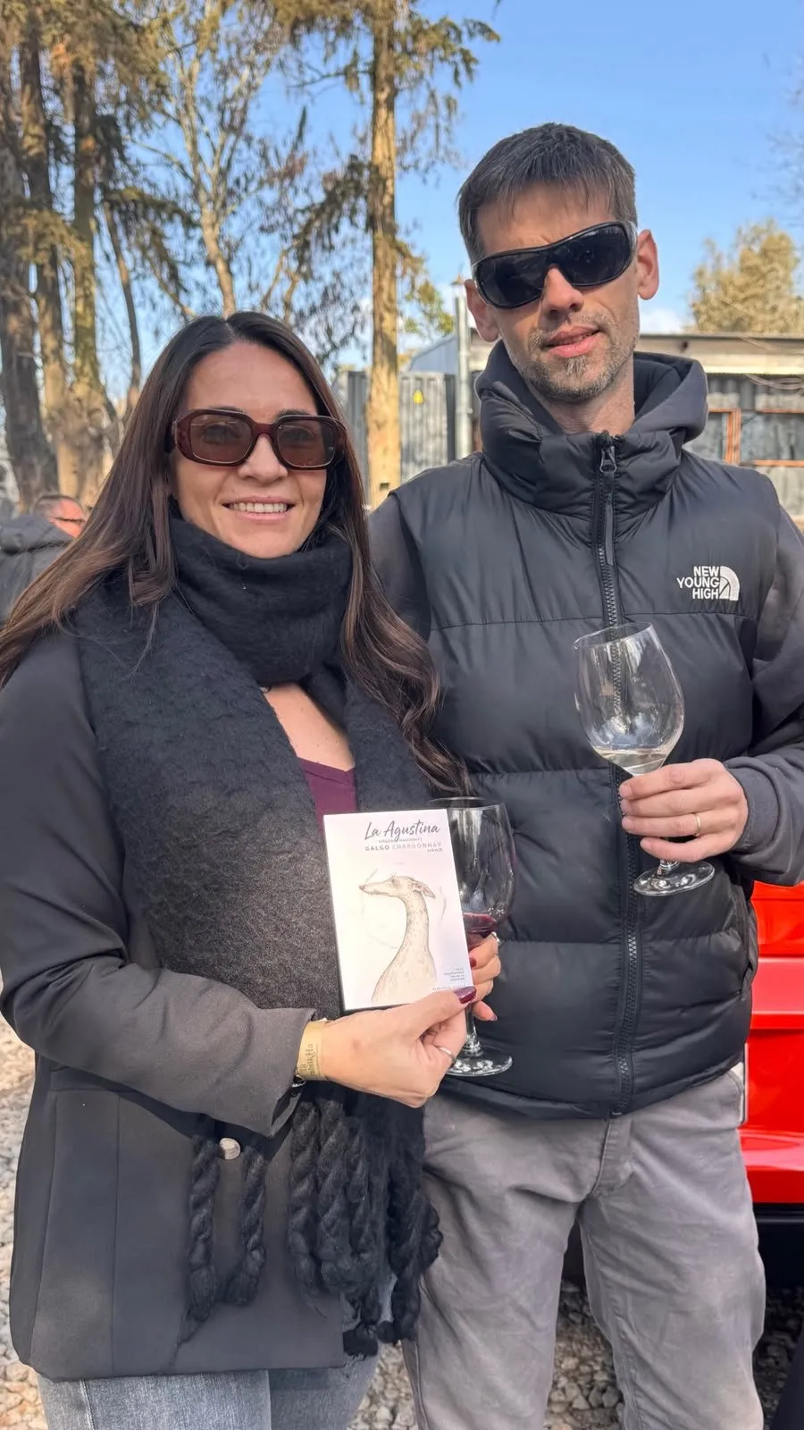 Pareja brindando con Galgo Malbec