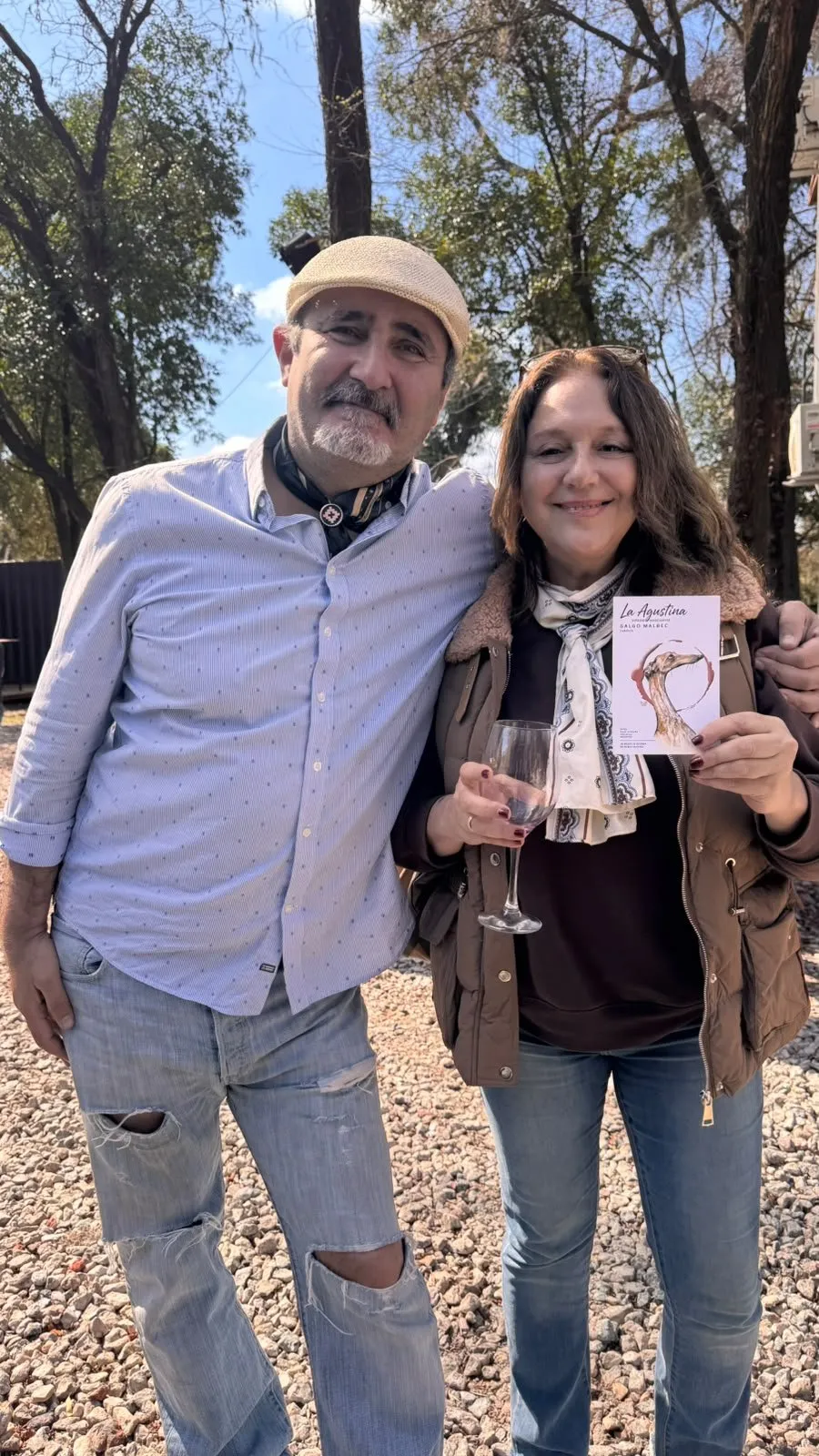 Pareja con su copa y la ficha del vino