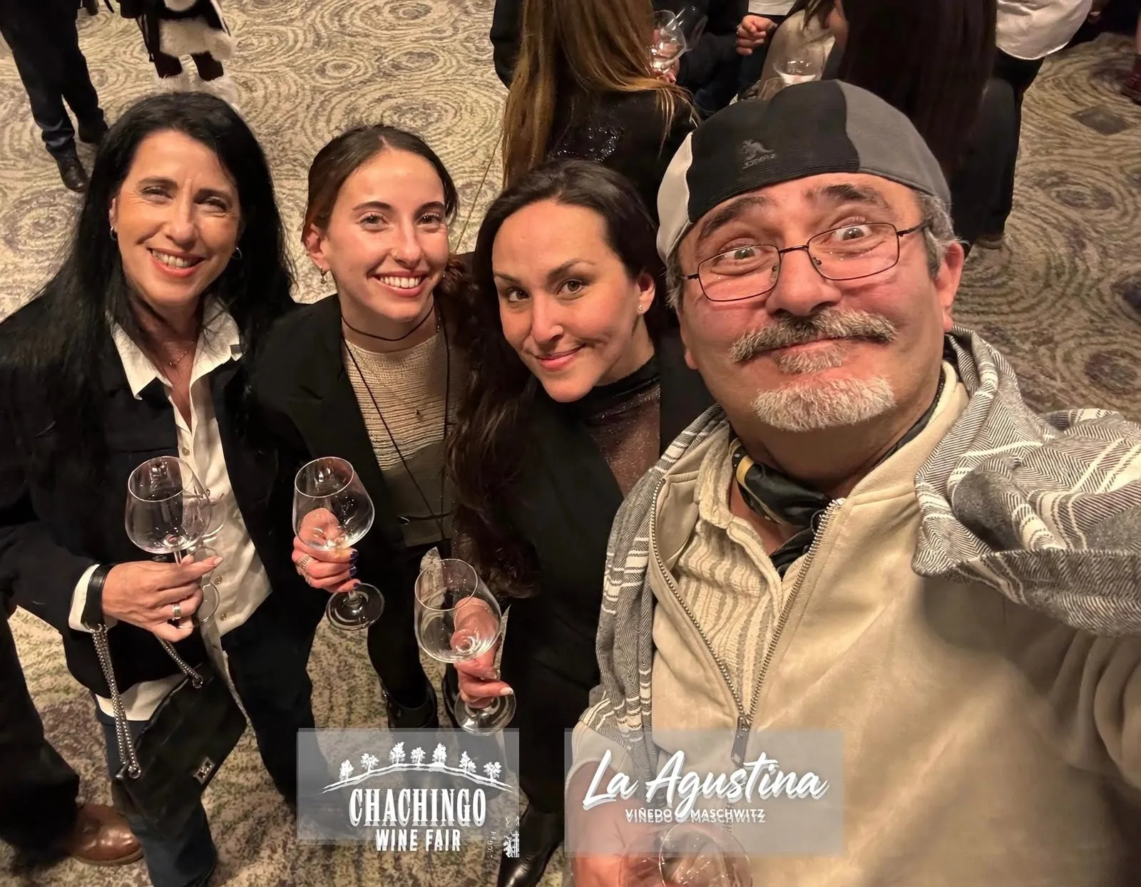 Brindis de la Manada en un encuentro de La Agustina